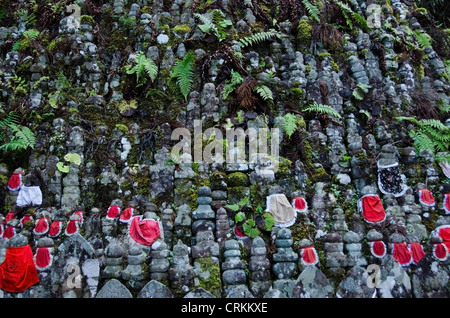 Buddha Statuen an okunoin Friedhof in koyasan, Japan Stockfoto