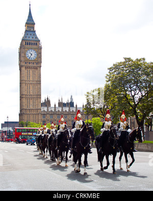 Household Cavalry fahren vor Westminster Palast mit einem TFL rote Bus im Hintergrund Stockfoto