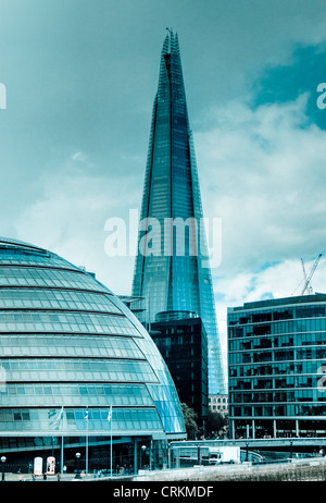 Der Shard und London City Hall am Südufer der Themse mit einer Silber/Blau Farbe auf das Bild Stockfoto