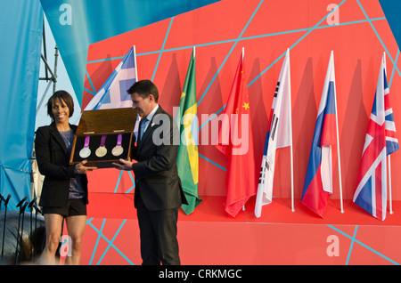 Dame Kelly Holmes und Lord Sebastian Coe holding neue olympische Medaillen "1 Jahr vor" London 2012 Olympics Trafalgar Square Stockfoto
