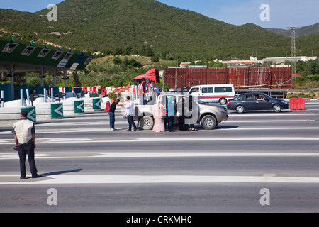 SOUSSE, Tunesien - ca. Mai 2012: Viele Tunesier bekommen ein Auto auf gebührenpflichtigen Strecke zwischen Tunis und Sousse, auf ca. Stockfoto