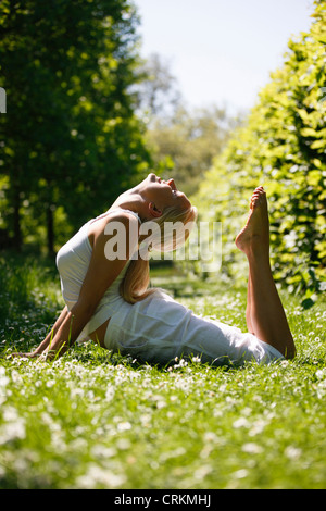 Eine junge Frau praktizieren Yoga außerhalb Stockfoto