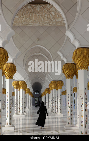 Säulenhalle des Sheikh Zayed Grand Moschee, Abu Dhabi, Vereinigte Arabische Emirate