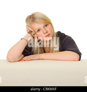 Die junge Frau lehnt sich auf Rückseite des Sofas Stockfoto