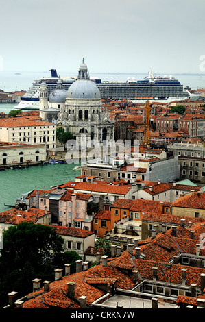 Großes Kreuzfahrtschiff in Venedig Italien Stockfoto