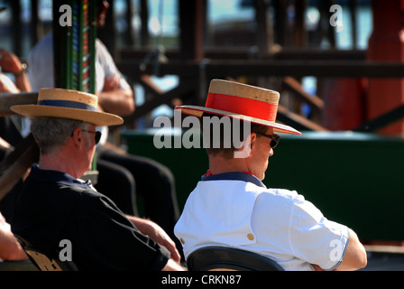 Nahaufnahme von zwei Gondolieri sitzen am venezianischen Hafen Stockfoto