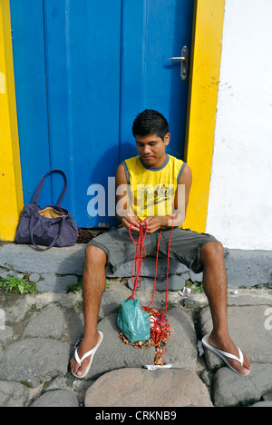 Paraty Brasilien Südamerika Brasilien Kaufmann von souvenir Stockfoto