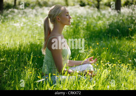 Eine junge Frau außerhalb meditieren Stockfoto