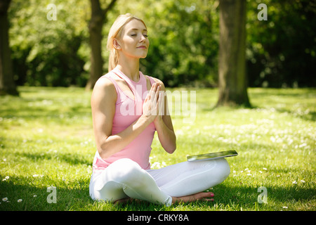 Eine junge Frau Yoga zu praktizieren, die Hände im Gebet position Stockfoto