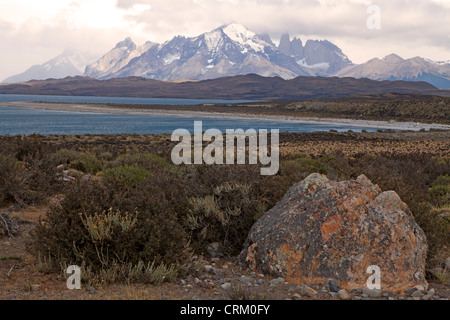 Blick über den Lago Sarmiento die Torres del Paine-massiv Stockfoto