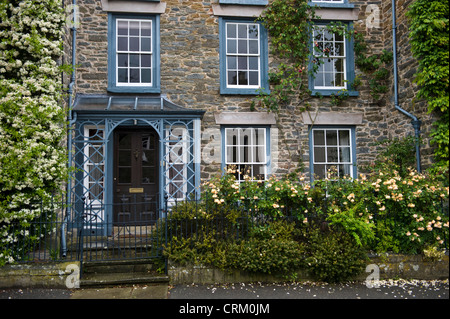 Große Naturstein-Haus mit Schiebefenstern und Kletterpflanzen in Presteigne Powys Mid-Wales UK Stockfoto