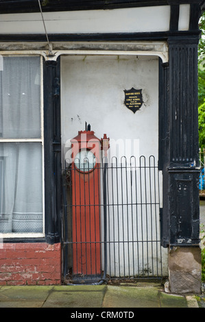 Alte am Straßenrand Zapfsäule in Presteigne Powys Mid-Wales UK Stockfoto