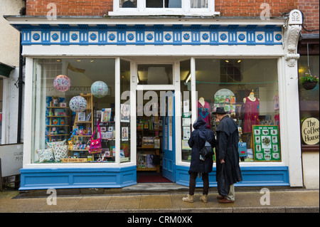 Bunte Ladenfront auf High Street in Presteigne Powys Mid-Wales UK Stockfoto