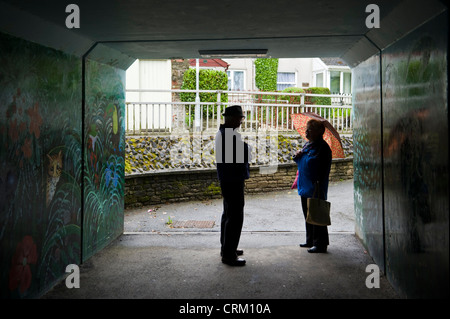 Mann und Frau im Gespräch am Eingang zur u-Bahn in Presteigne Powys Mid-Wales UK Stockfoto