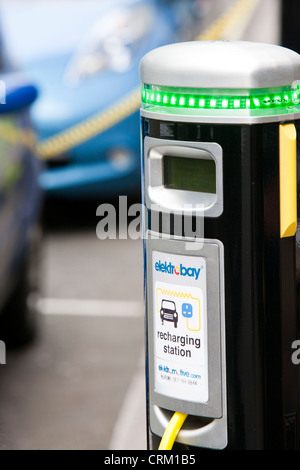 Eine Reihe von Elektrofahrzeugen an Ladestationen auf der Straße am Berkeley Square, London, UK. Stockfoto