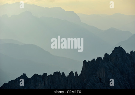 Österreichischen Feier für das traditionelle Sommer-Sonnenwende-Festival namens Sonnwendfeuer auf dem Grat der Nordkette oberhalb von Innsbruck Stockfoto