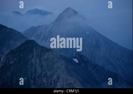 Österreichischen Feier für das traditionelle Sommer-Sonnenwende-Festival namens Sonnwendfeuer auf dem Grat der Nordkette oberhalb von Innsbruck Stockfoto