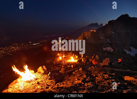 Österreichischen Feier für das traditionelle Sommer-Sonnenwende-Festival namens Sonnwendfeuer auf dem Grat der Nordkette oberhalb von Innsbruck Stockfoto