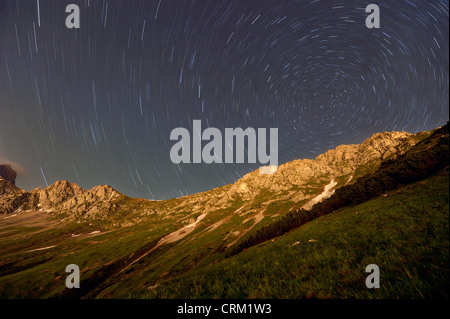 Österreichischen Feier für das traditionelle Sommer-Sonnenwende-Festival namens Sonnwendfeuer auf dem Grat der Nordkette oberhalb von Innsbruck Stockfoto