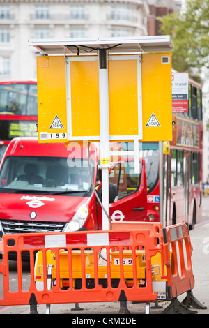 Eine solarbetriebene Straßenschild am Hyde Park, London, UK. Stockfoto