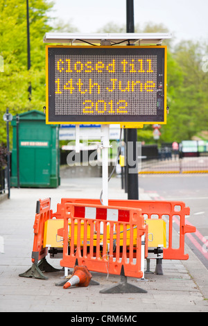 Eine solarbetriebene Straßenschild am Hyde Park, London, UK. Stockfoto