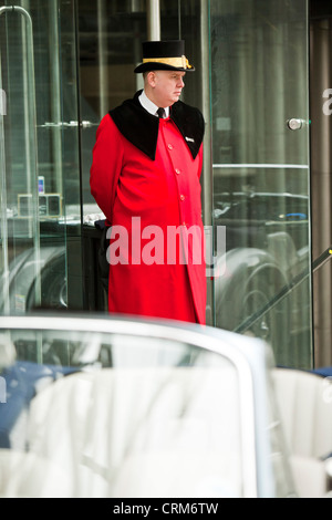 Ein Portier am Eingang zum Lloyds of London, die Versicherung Gebäude. Stockfoto