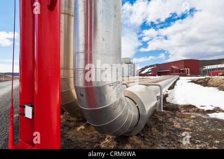 Rote Rohre aus Krafla geothermische Kraftwerk in der Nähe von See Myvatn Reykjahlid North Island EU Europa Stockfoto