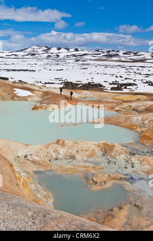 Touristen, die zu Fuß in die Leirhnjukur thermische Umgebung Reykjahlid Nord-Island-EU-Europa Stockfoto