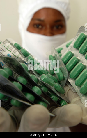 Ein pharmazeutische Techniker finden Sie eine Auswahl der Blister-Packungen mit grünen Tabletten Stockfoto