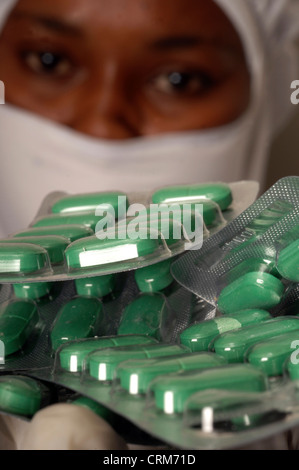 Ein pharmazeutische Techniker finden Sie eine Auswahl von Blister-Verpackungen, grüne Tabletten erhältlich. Stockfoto