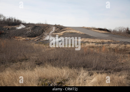 Rauch steigt aus dem Untergrund mir Feuer Centralia, Central Pennsylvania, USA Stockfoto