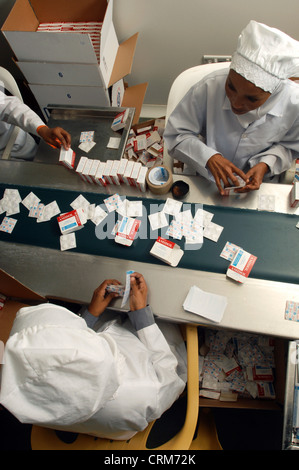 Pharmazeutische Fabrikarbeiter packen Medizin in Verpackung. Stockfoto