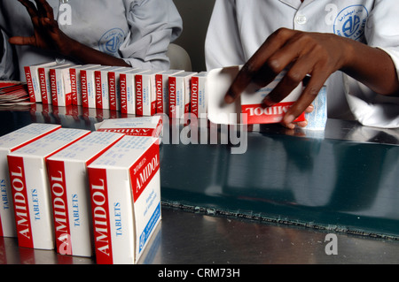 Nahaufnahme der Pharmafabrik Arbeiter Pack Medizin in Verpackung. Stockfoto