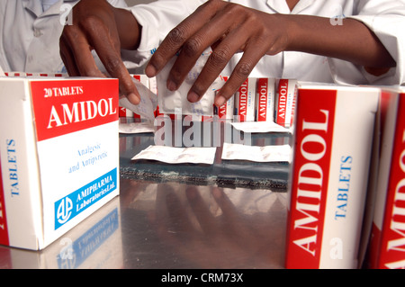 Nahaufnahme der Pharmafabrik Arbeiter Pack Medizin in Verpackung. Stockfoto