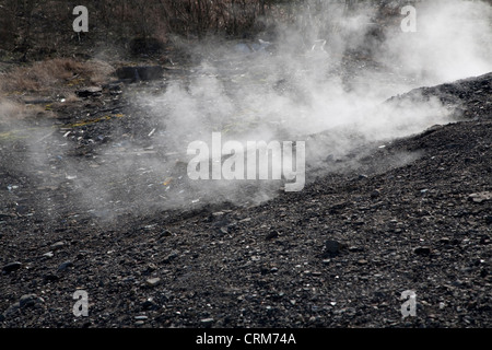 Rauch steigt vom Boden in die brennende Stadt Centralia, Central Pennsylvania, USA Stockfoto