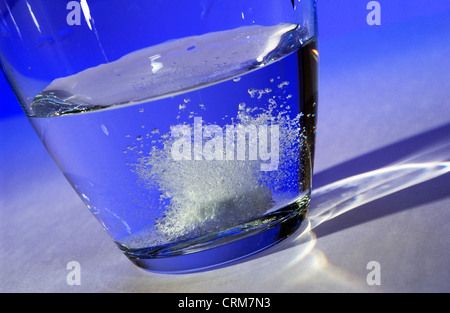 Tablette, übervoll, wie es in einem Glas Wasser auflöst. Stockfoto