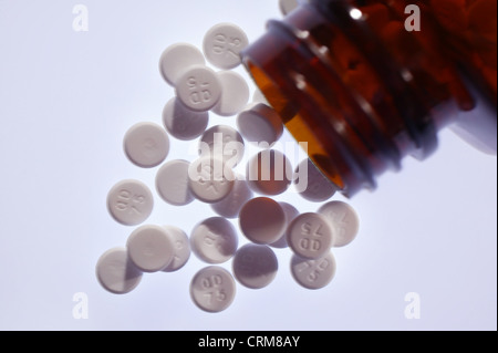 Weiße Paracetamol Tabletten aus einer braunen Flasche. Stockfoto