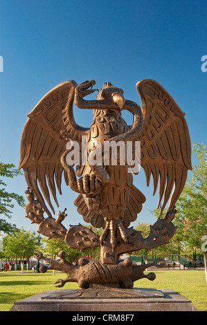 Mexikanischen Steinadler nationalen Wappen und Siegel, Skulptur am Plaza De La Republica in Reynosa, Rio Grande Valley, Mexiko Stockfoto
