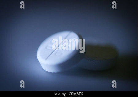 Ein einziges 500mg Paracetamol Tablette, ein die Analgetikum in dem allgemeinen Schmerzen und Fieber Bedingungen entlastet. Stockfoto