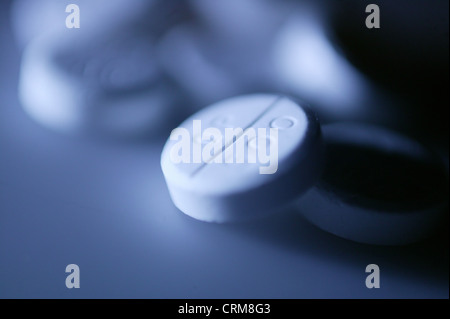 Ein einziges 500mg Paracetamol Tablette, lindert ein Analgetikum Iwhich, allgemeine Schmerzen und Fieber Bedingungen. Stockfoto