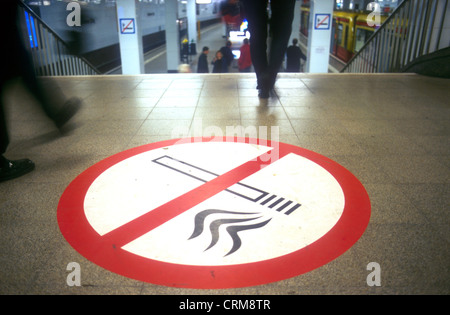 Nichtraucher-Logo am Bahnhof Potsdamer Platz, Berlin Stockfoto