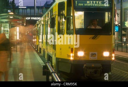 Nächtliche Straßenbahn-Haltestelle vor dem Bahnhof Friedrichstraße, Berlin-Mitte Stockfoto