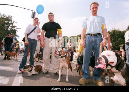 Hunde-Liebhaber auf der Fiffi Parade in Berlin Stockfoto