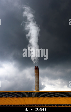 Rauch aus einem Schornstein Stockfoto