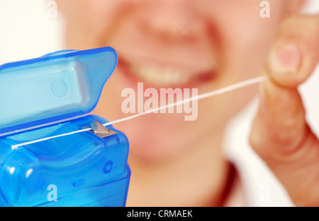 Zahnseide dient zur Zahnbelag und Speisereste aus den Zahnzwischenräumen entfernen und reduzieren von Zahnfleischerkrankungen. Stockfoto