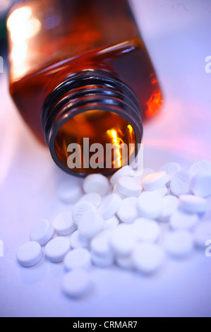 Weiße Tabletten Spill aus einer Medizin-Flasche Stockfoto