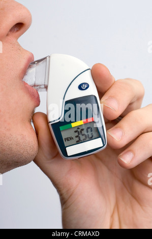 junger Mann mit seinem Asthma-Inhalator Stockfoto