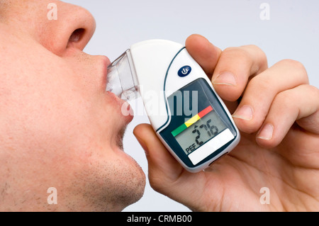 junger Mann mit seinem Asthma-Inhalator Stockfoto