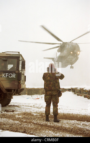Bundeswehr-Hubschrauber landet in Prizren, Kosovo Stockfoto