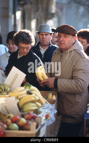 Ost-Berliner kurz nach dem Mauerfall kaufen Bananen Stockfoto